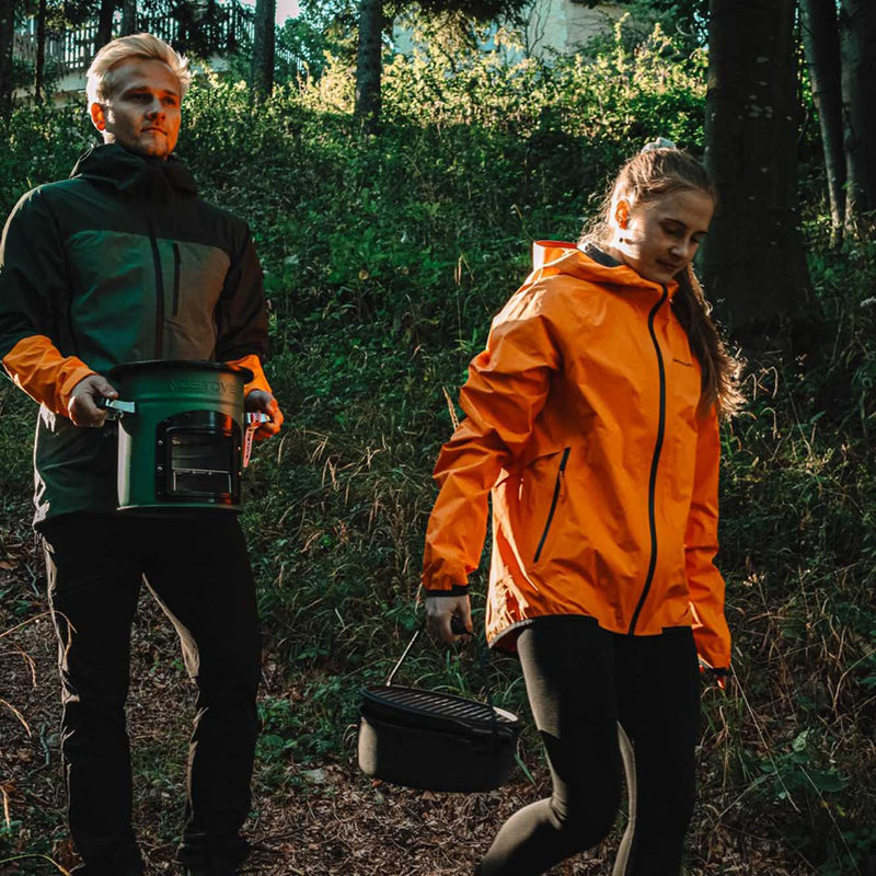 Laden Sie das Bild in Galerie -Viewer, Zwei Personen tragen OSTOVE Original Raketenöfen im Wald