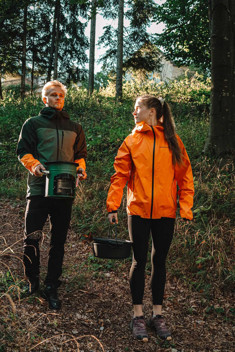 Laden Sie das Bild in Galerie -Viewer, Zwei Personen tragen OSTOVE Original Raketenöfen durch den Wald