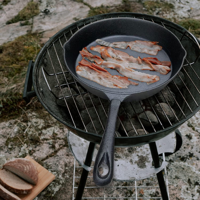 Laden Sie das Bild in Galerie -Viewer, OSTOVE Gusseisenpfanne Ø 25 cm mit Ausgießer und Schwenkgriff vor-eingebrannt
