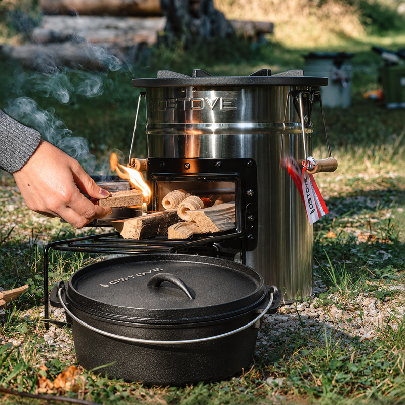 Laden Sie das Bild in Galerie -Viewer, OSTOVE Dutch Oven 25 cm neben einem OSTOVE Raketenofen
