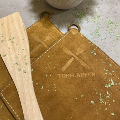 Laden Sie das Bild in Galerie -Viewer, Topflappen aus echtem Büffelleder im Lederhosen-Design, quadratisch 17x17 cm, Doppelpackung
